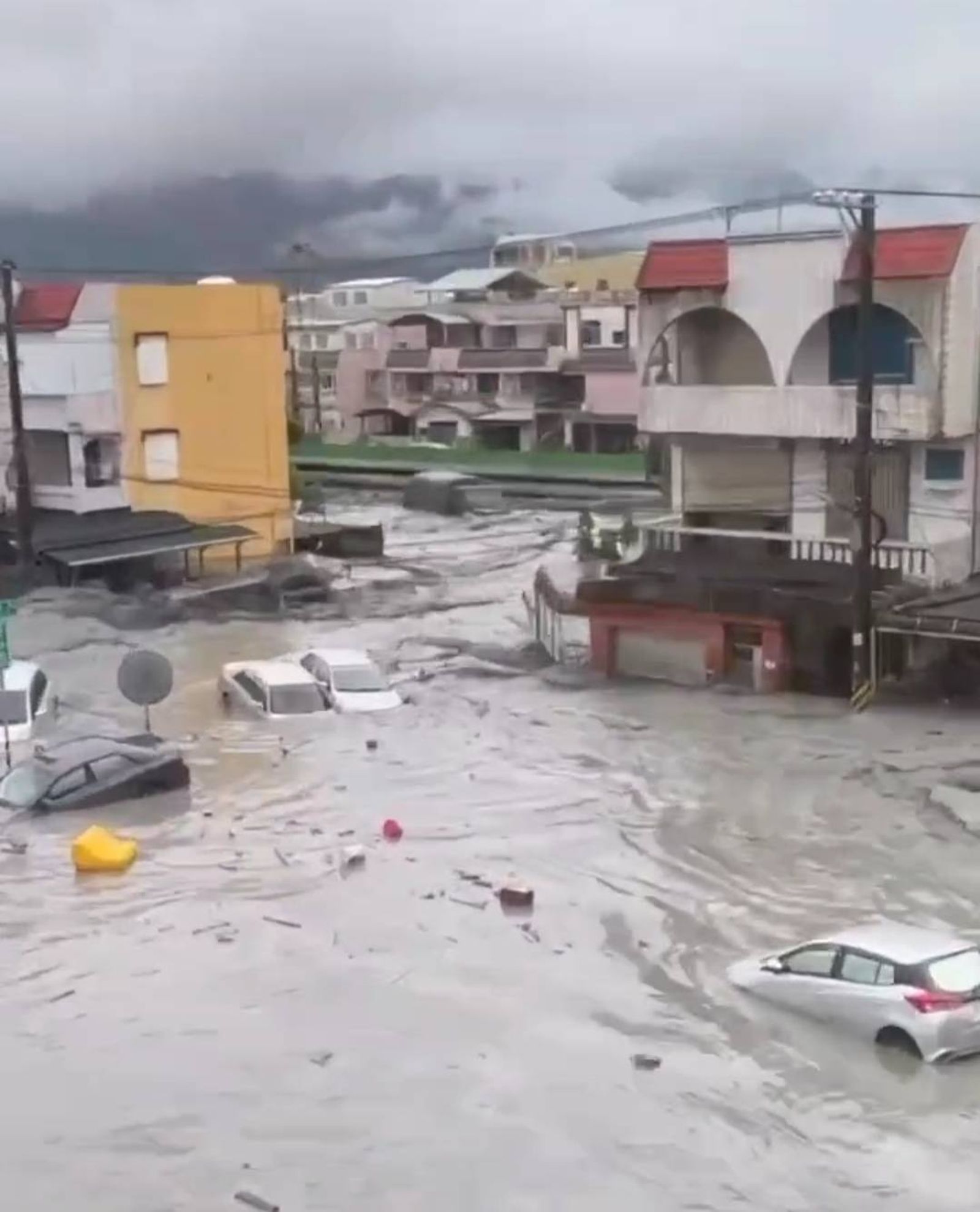 有片／花蓮光復鄉堰塞湖潰決洪水淹一樓高　77人受困2失聯