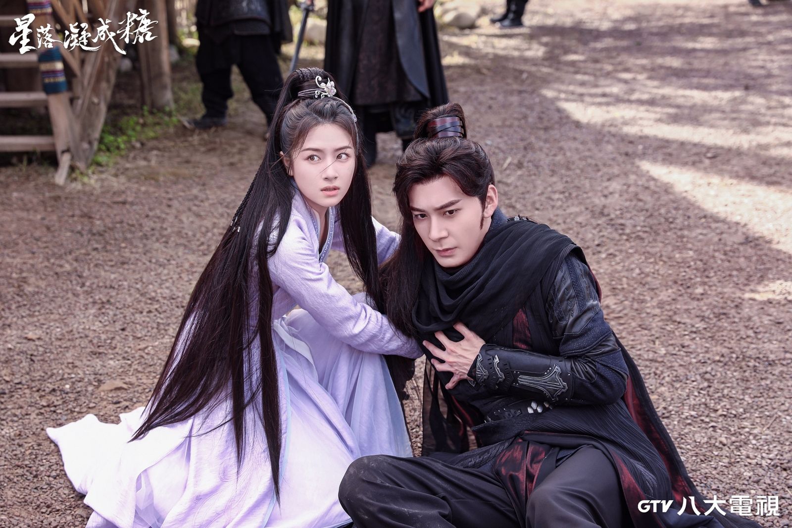 仙俠劇《星落凝成糖》陳星旭（右）為保護李蘭迪（左）閉氣過度昏倒。 八大電視提供