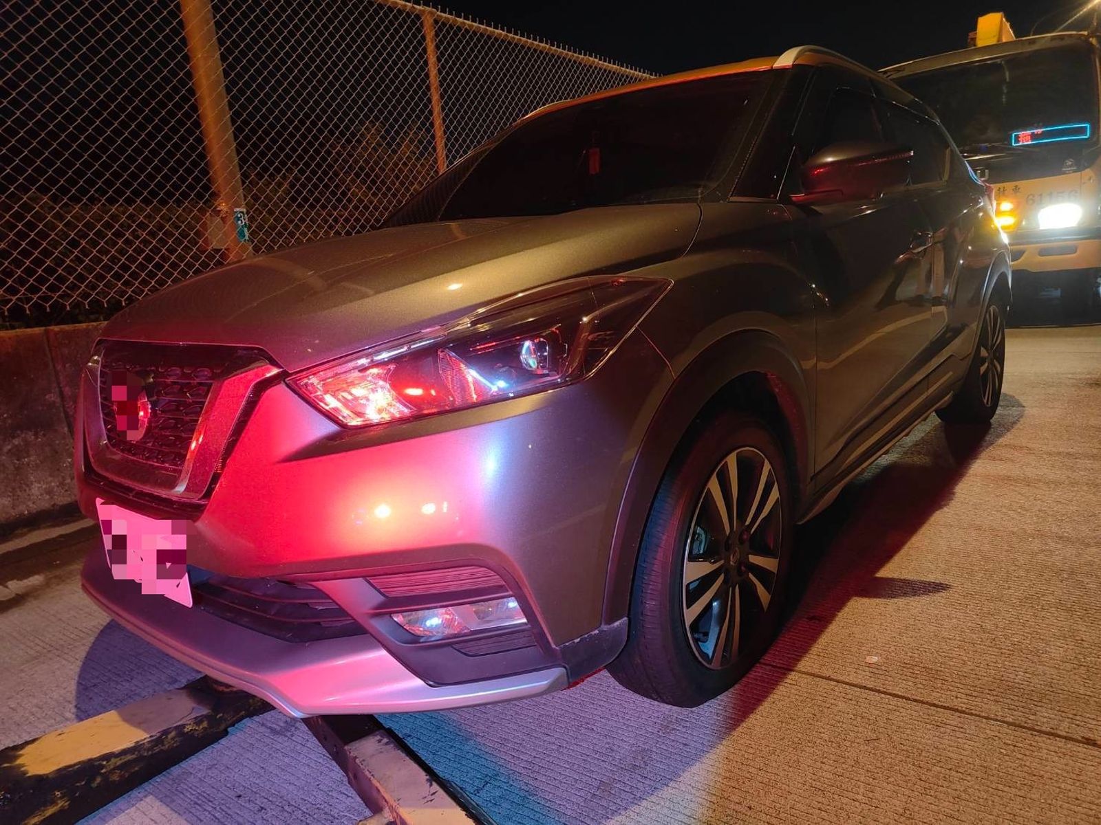 聯結車後方轎車因輾過鐵架而毀損。讀者提供