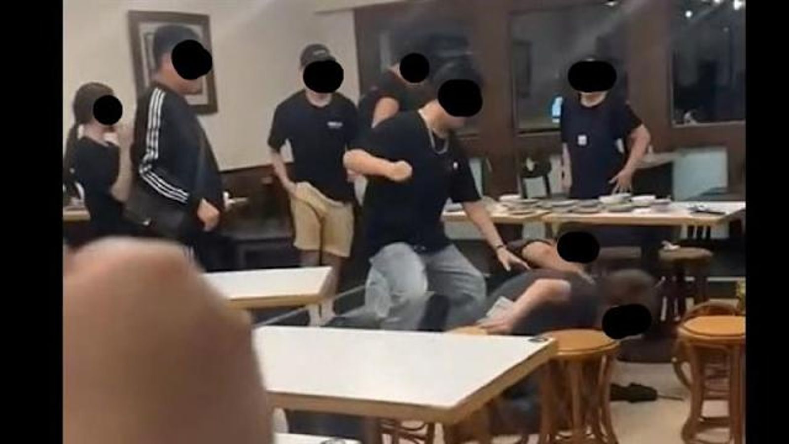 本月19日凌晨小品雅廚鬥毆案，動手男遭起底就是「牛富」涮涮鍋老闆。翻攝畫面