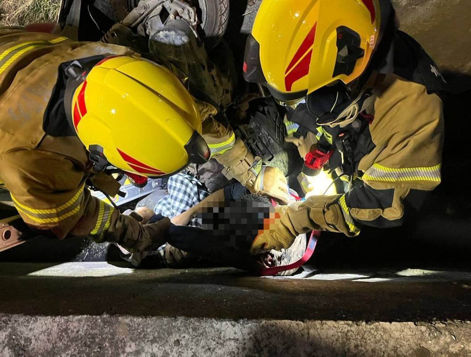 台南麻豆騎士墜2米深溝　「滿身淤泥」送醫不治