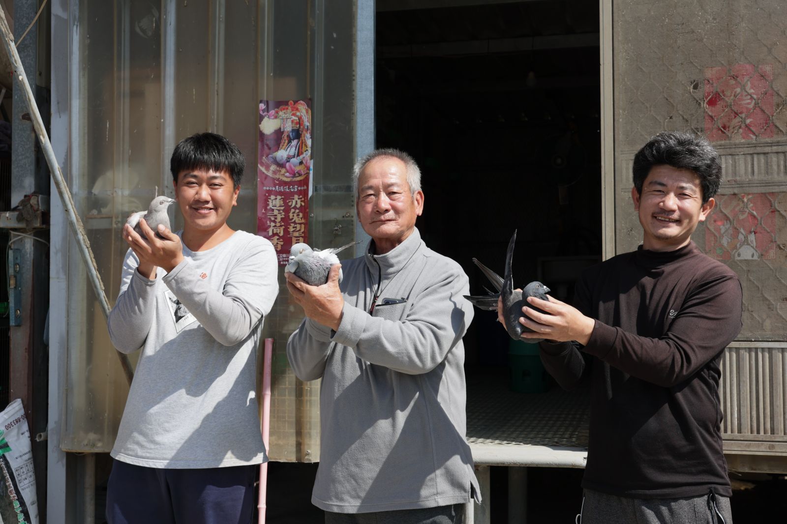 《揹笭的粉鳥》記錄小兒子魏致得(左起)、父親魏明傑、大兒子魏竣嶔父子養賽鴿背後的情感與衝突。公視紀錄觀點《揹笭的粉鳥》提供