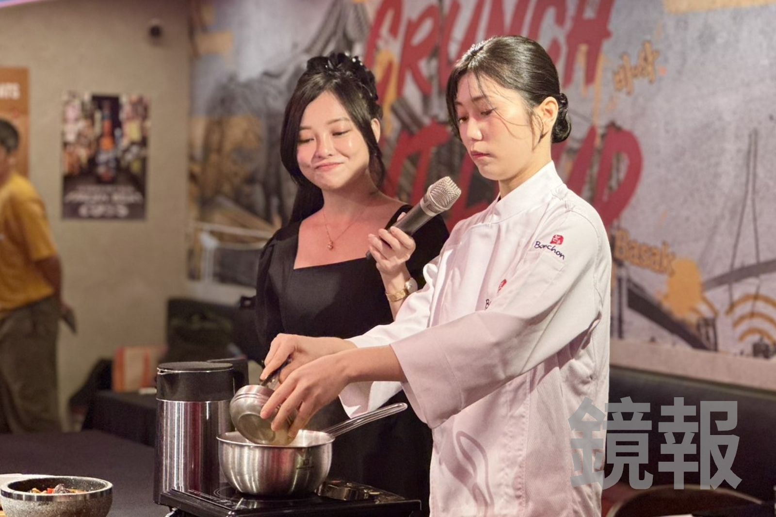 「Bonchon Chicken本村韓食炸雞」韓國行政主廚朴多元（圖右）示範新菜做法。