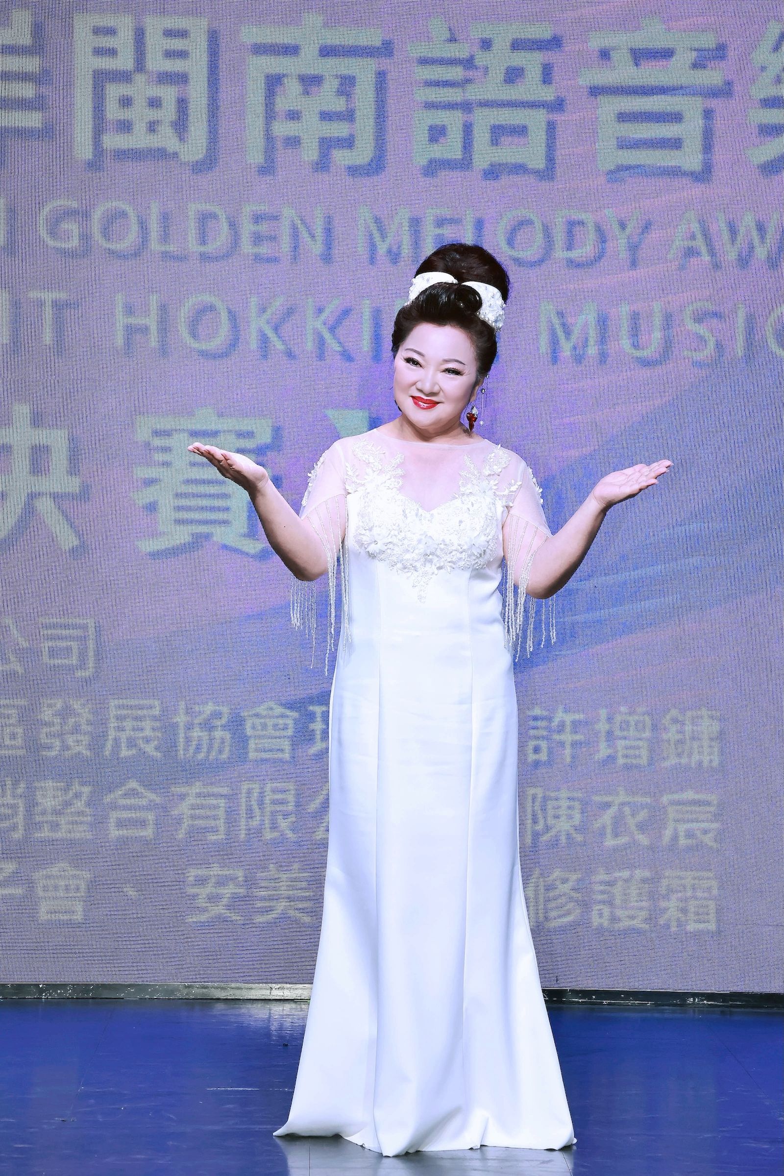 白冰冰今天一身白色禮服，非常優雅。長興影視提供