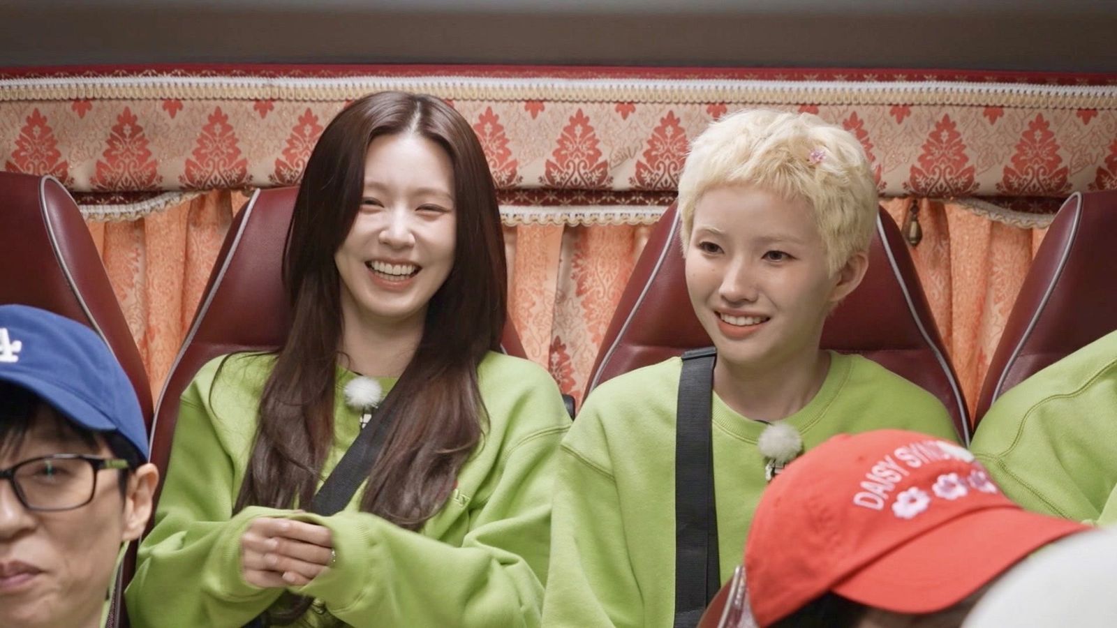 i-dle薇娟（左）的美貌讓人忽視她其實是主唱，小娟也炫耀薇娟是美貌主唱。中天綜合台提供