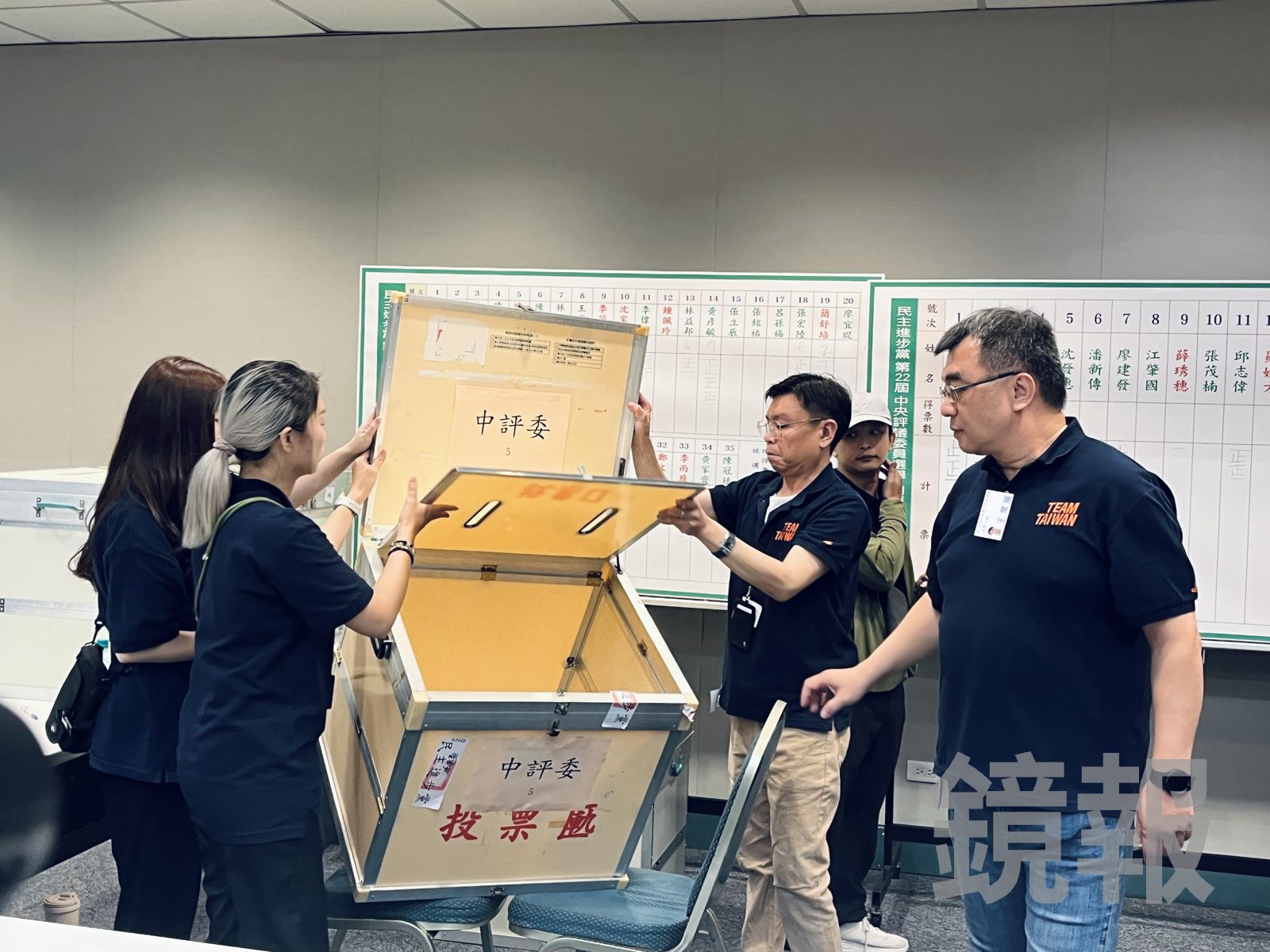 民進黨今(19日)舉行第22屆第1次全國黨員代表大會,改選黨內權力核心。圖為中評委選舉開票過程。(圖/李文馨攝)