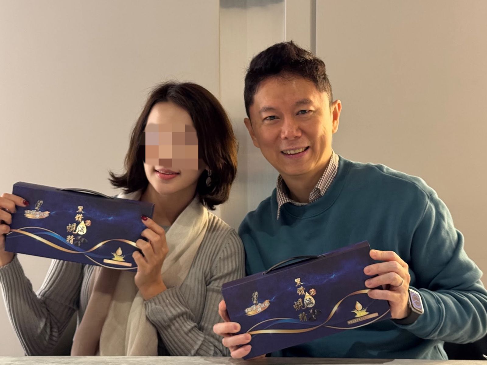 53歲已婚主播遭控「睡別人女友」?昔陪小18歲妻抗癌成佳話 電視台怒駁爆料:絕無此事