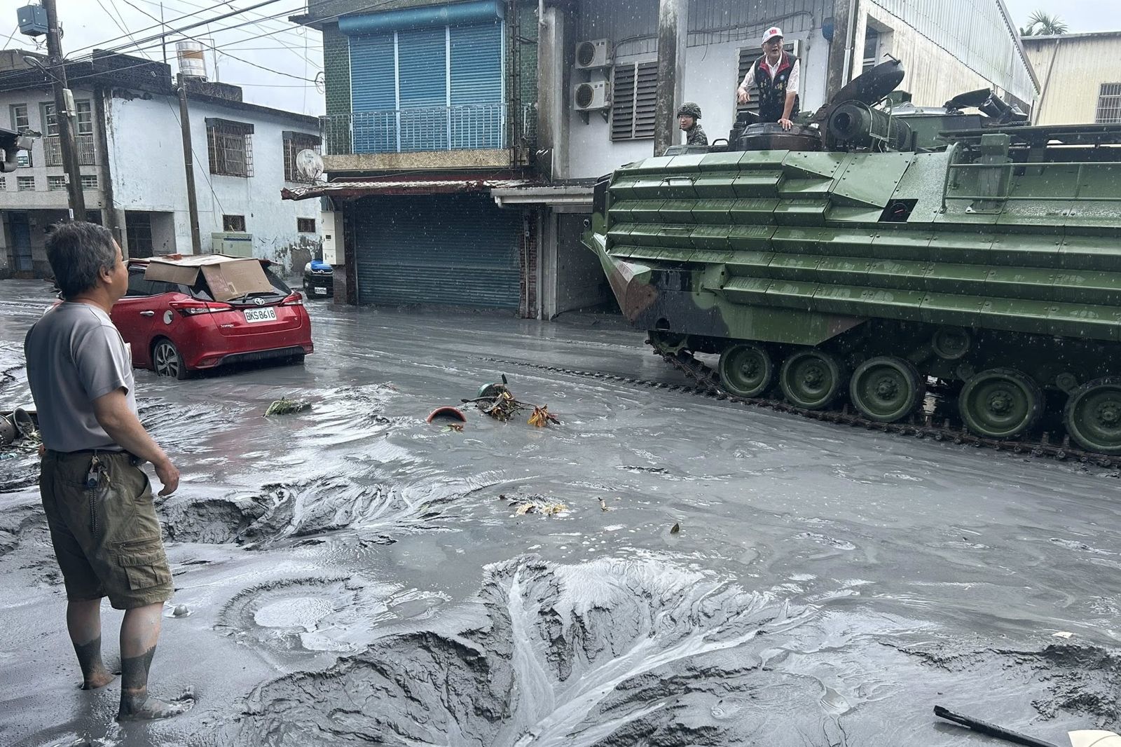 民進黨先遣救援小組抵花蓮救災　徐國勇拋磚引玉捐10萬助復原