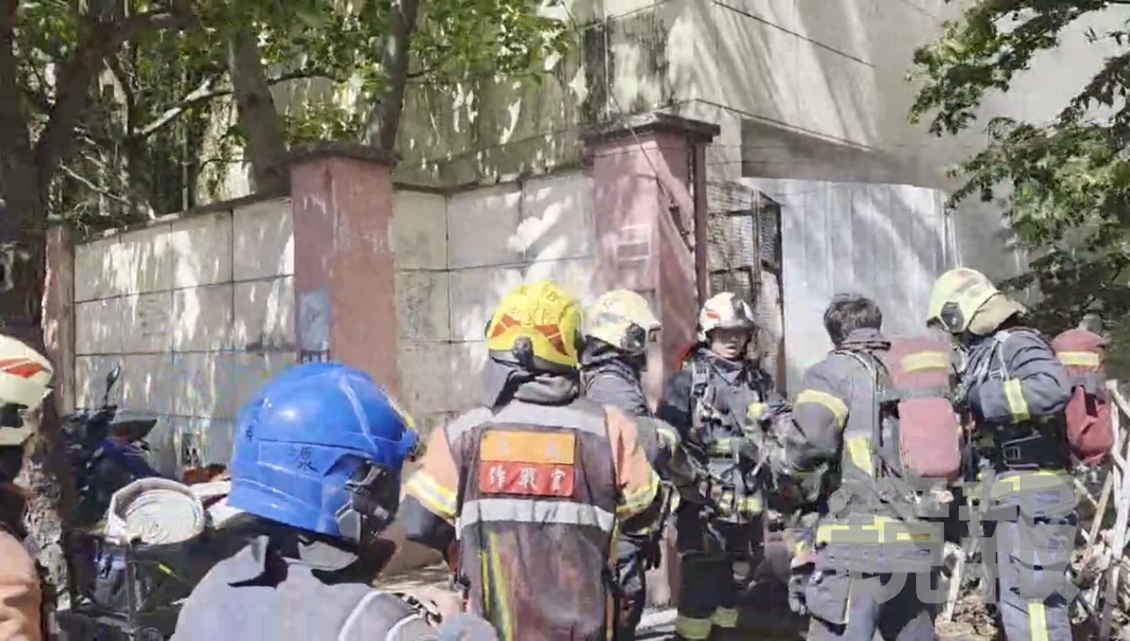 有片／八里火警燒2個小時　隔著淡水河都能看見濃煙滿天