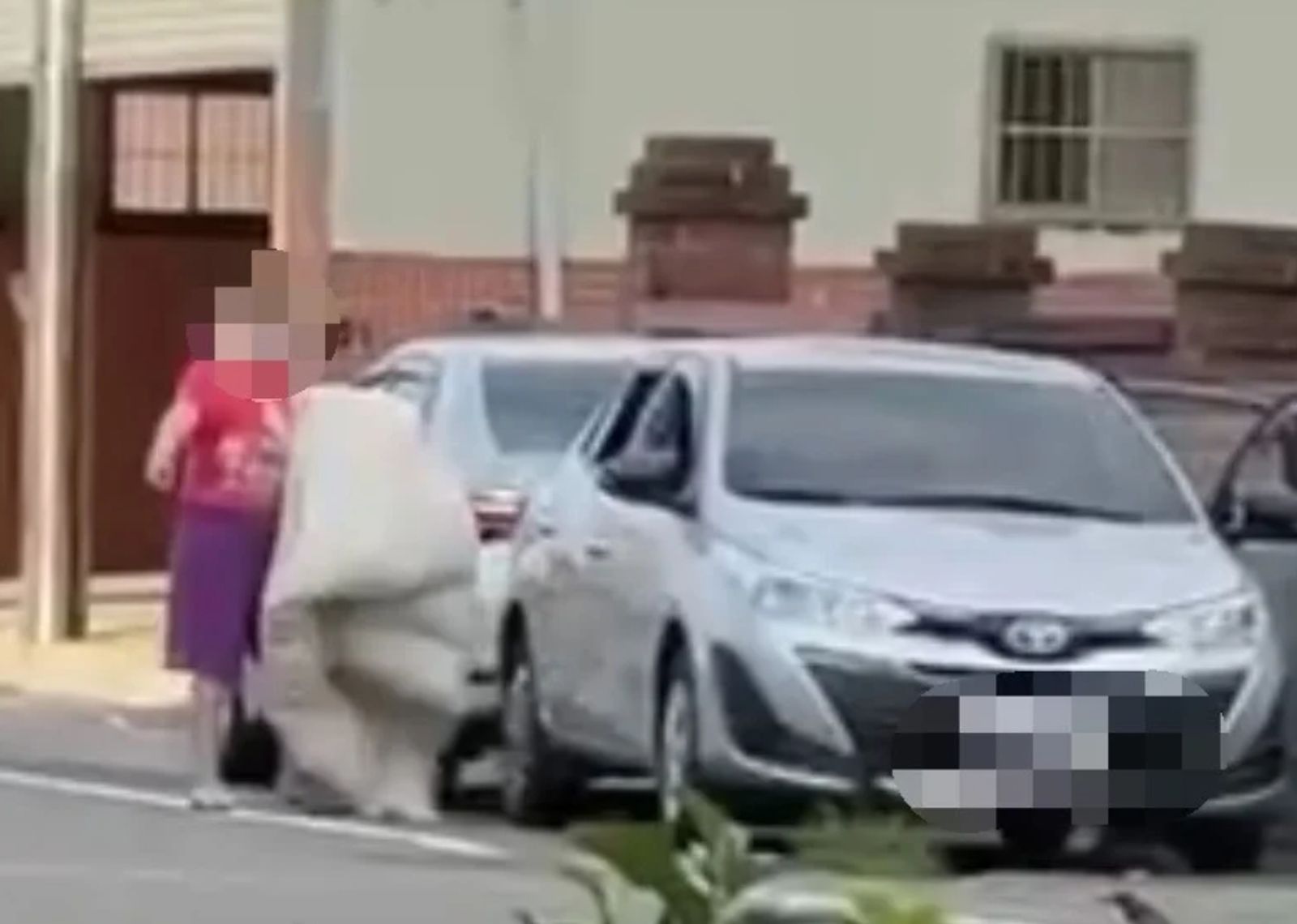 周女案發前幾天還抱著棉被在路邊喃喃自語。圖／民眾提供