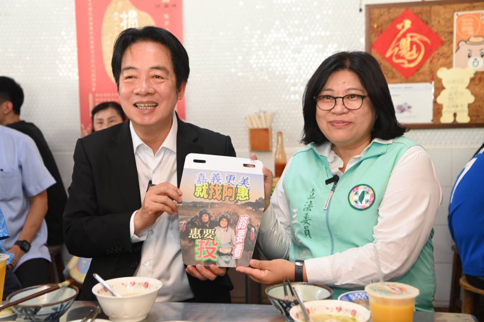 賴清德嚐鮮嘉義美食魯熟肉 送王美惠機車擋泥板讚她「最懂人民需求」