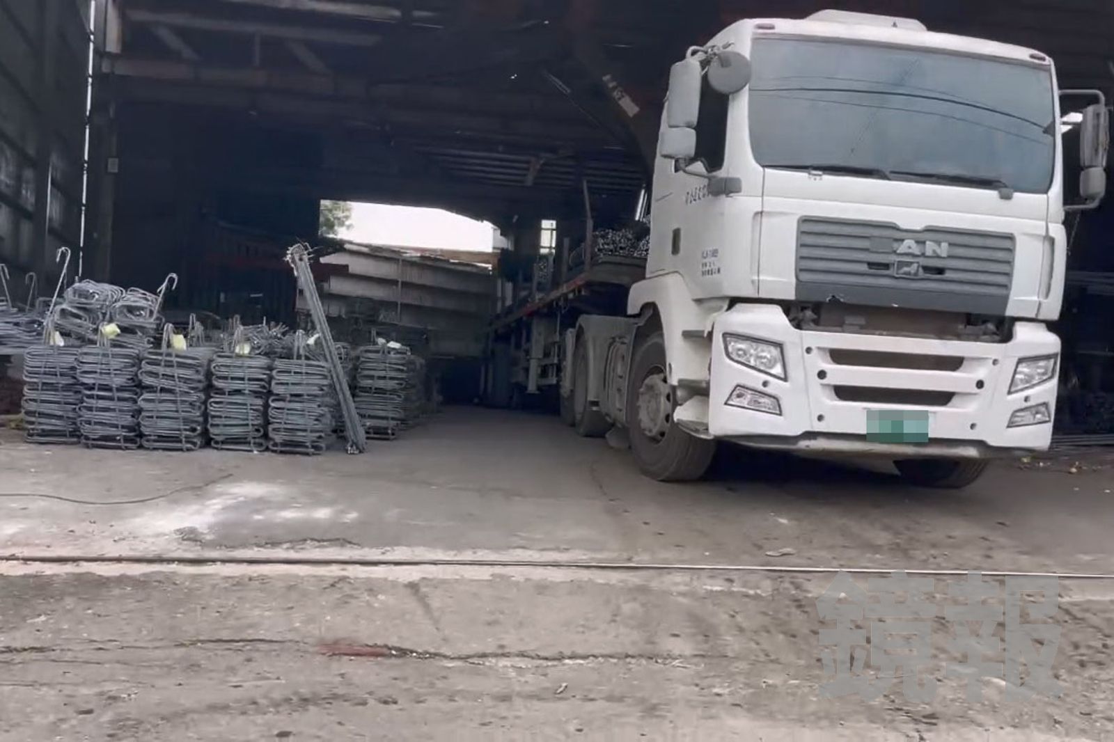 鋼鐵工廠因切割鋼筋作業，經常發出巨大聲響。民眾提供