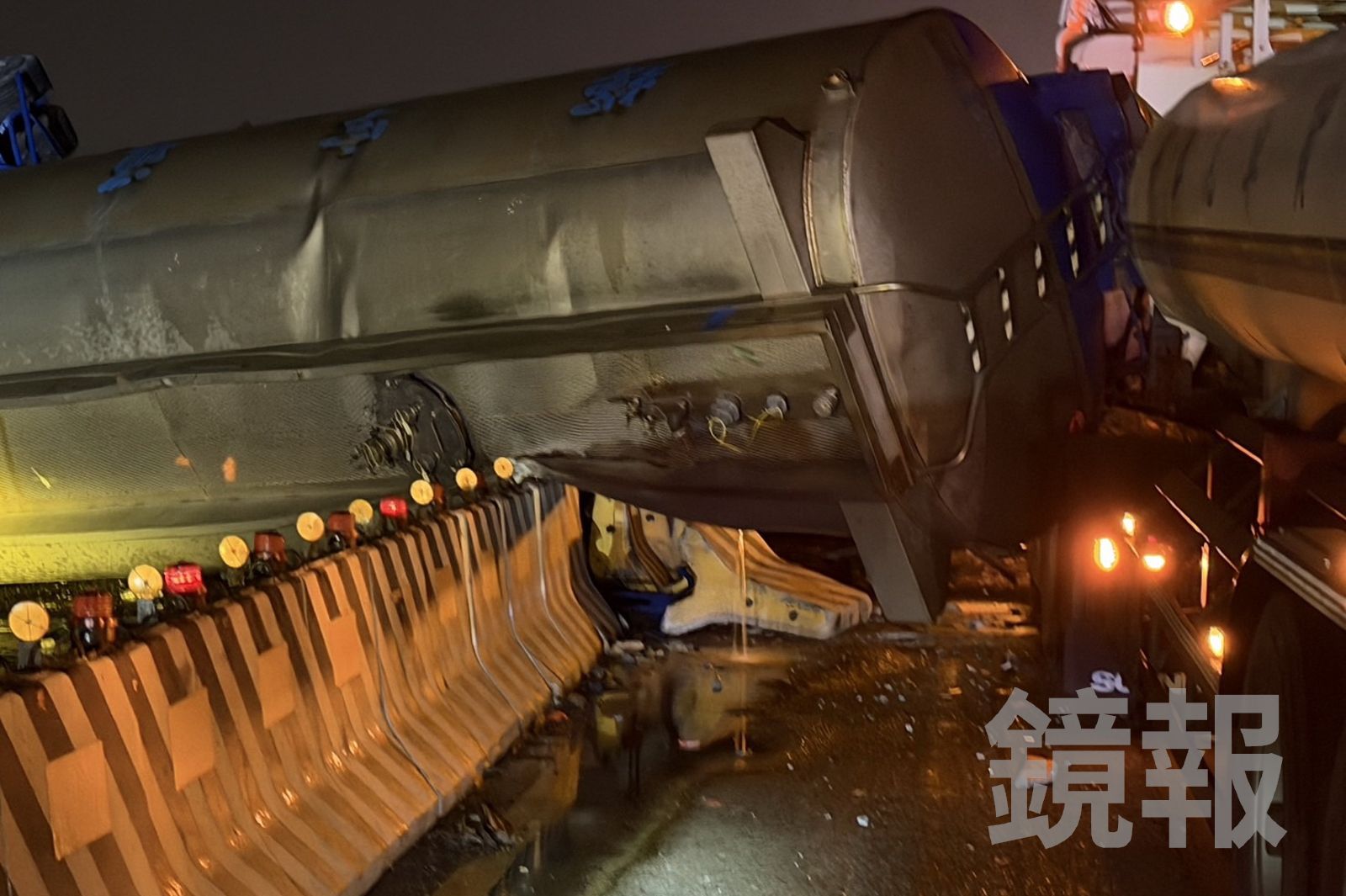 化學槽車在西濱快速道路翻覆。民眾提供