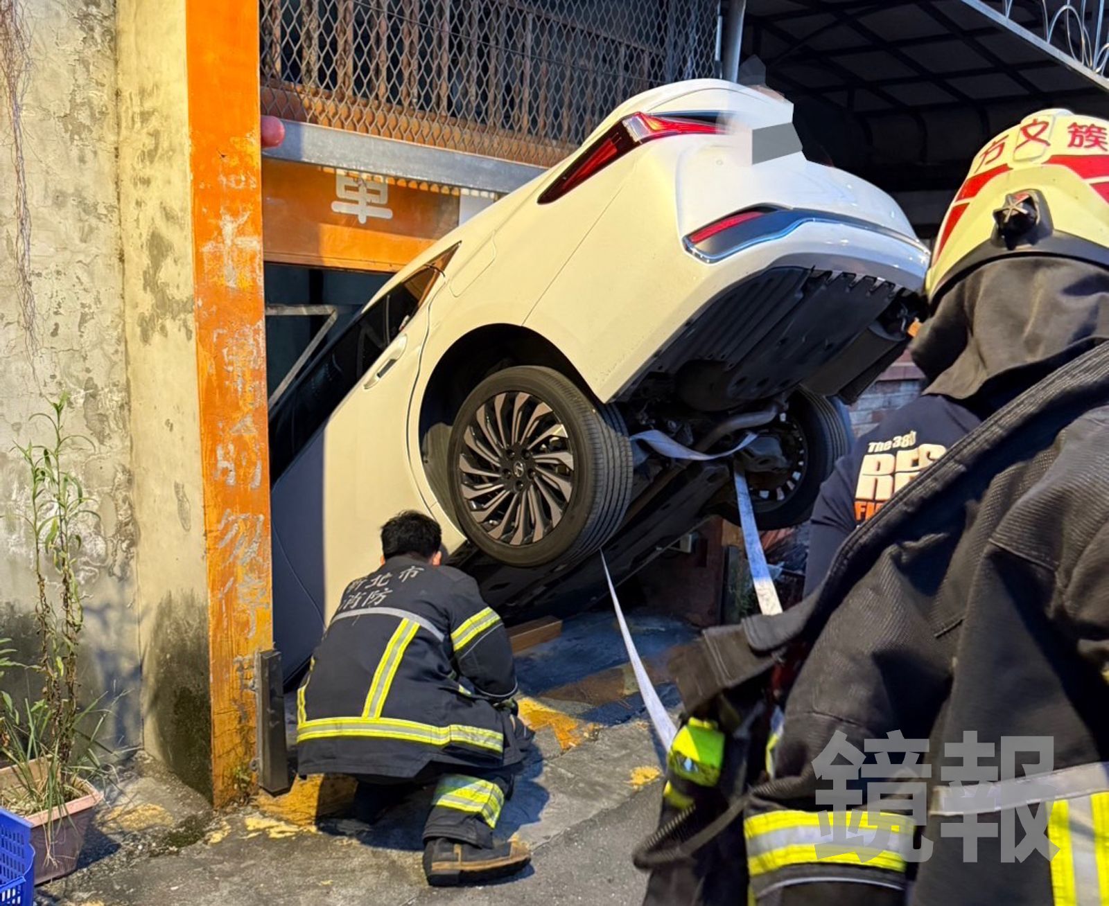 機械車位突故障　男子停車險成倒栽蔥