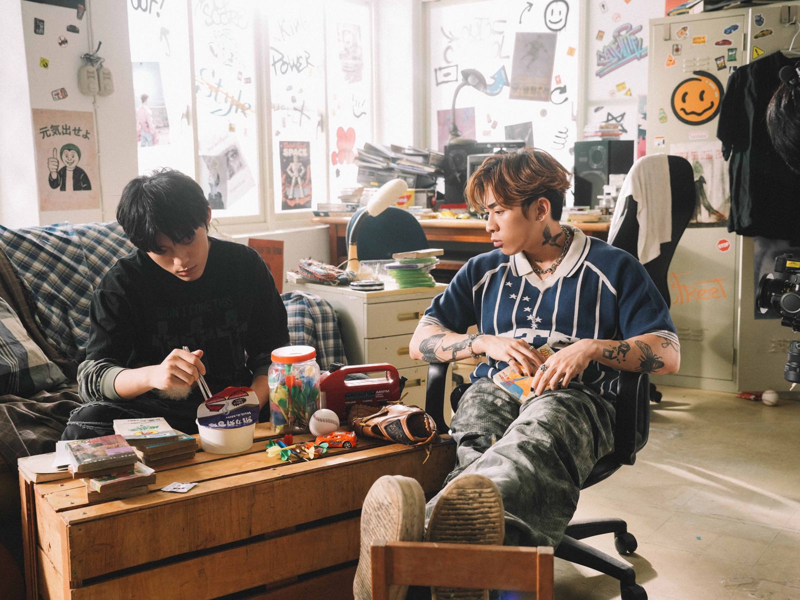 Juice Boy（左）邀香港歌手Tyson Yoshi合作新單曲〈別說再見〉。華納音樂提供