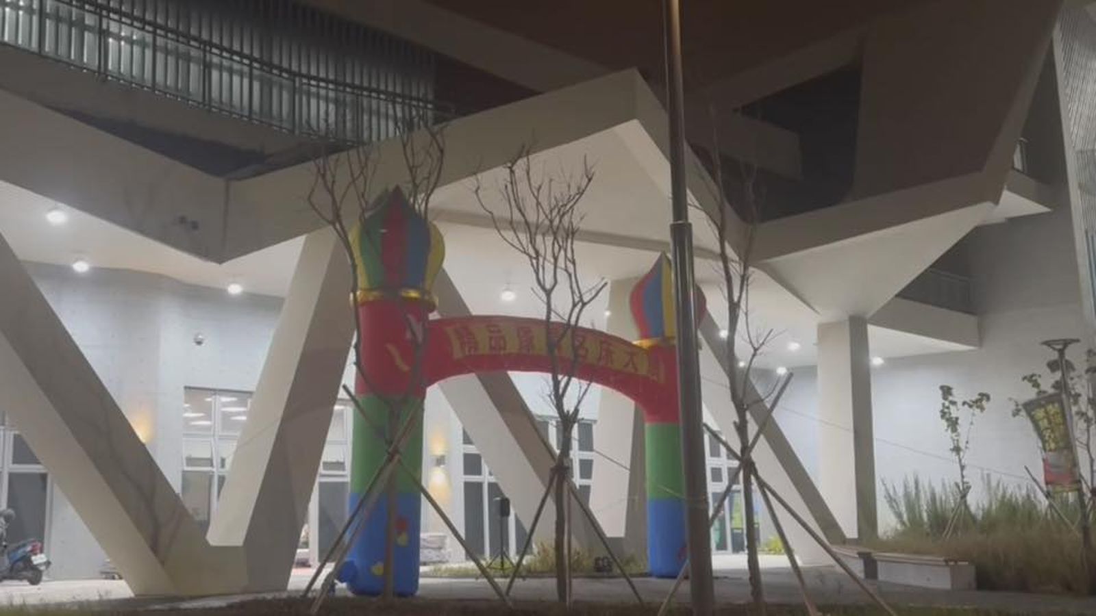 斥資6.4億台中運動中心淪「家具名床展」　綠轟盧市府擺爛：無心又無能