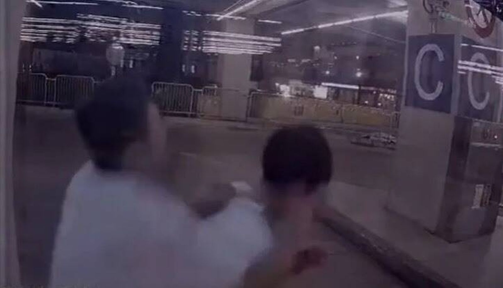 台中惡騎不爽鑽車縫不順怒砸公車　狂毆客運司機害頭破手斷