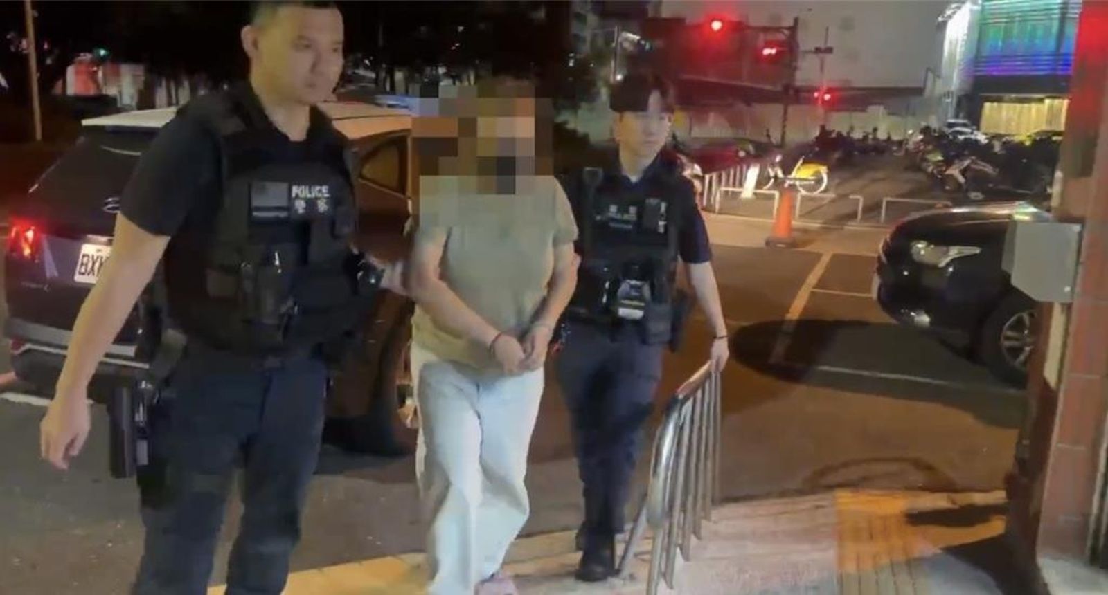 台南摩斯漢堡驚魂！失業女持「雙菜刀」闖老東家搶收銀機　20分鐘落網：我餓到受不了