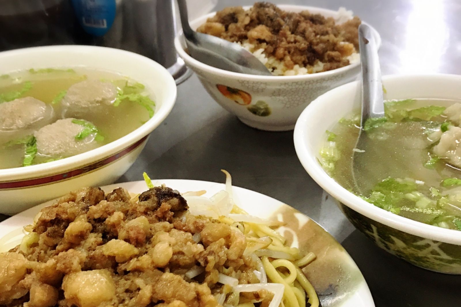 7萬家小吃店注意！月營業額逾20萬就要「開發票」　這時間起全面徵收5%營業稅
