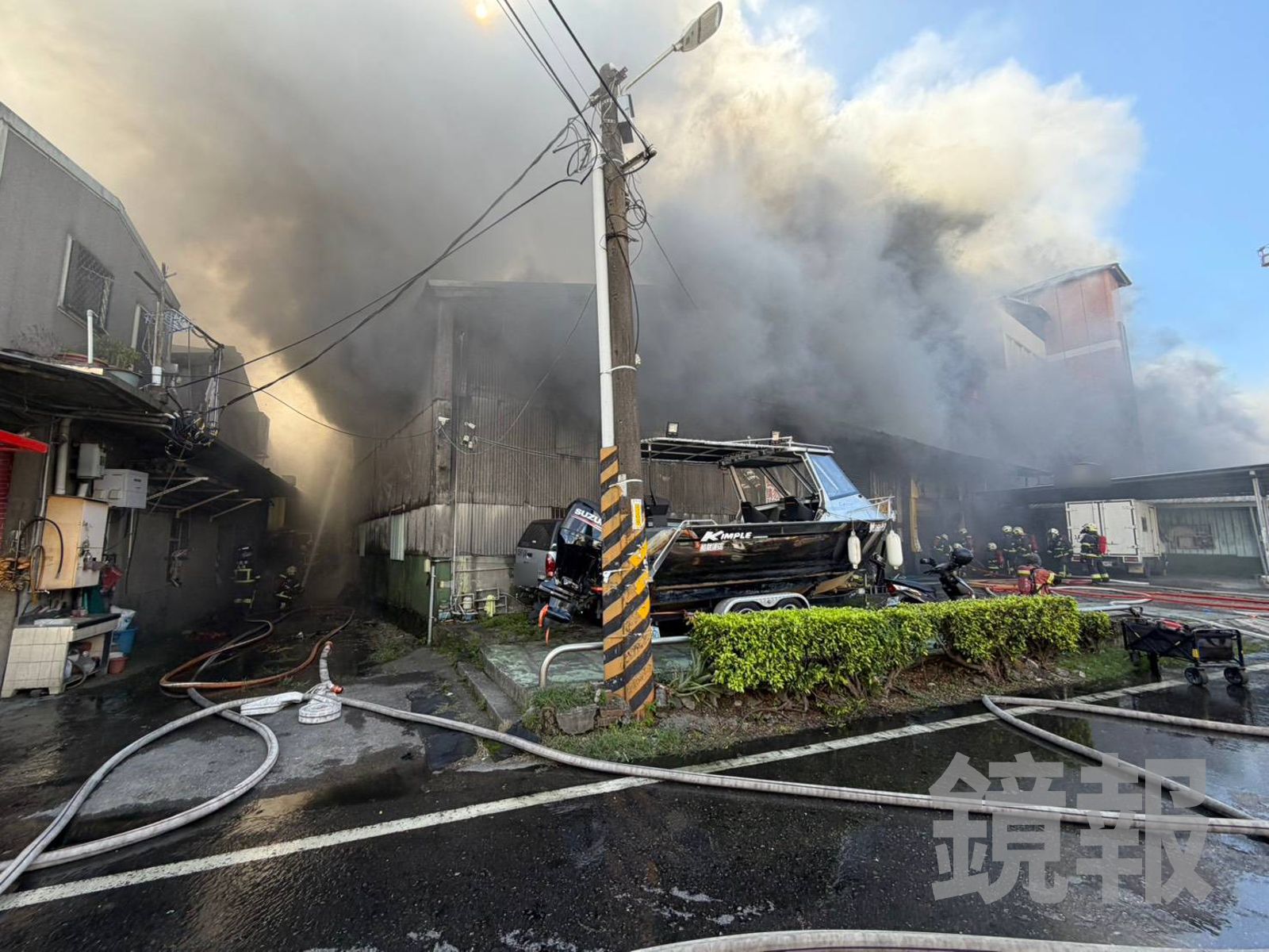 樹林工廠火警現場濃煙直竄天際如烏雲罩頂。翻攝畫面