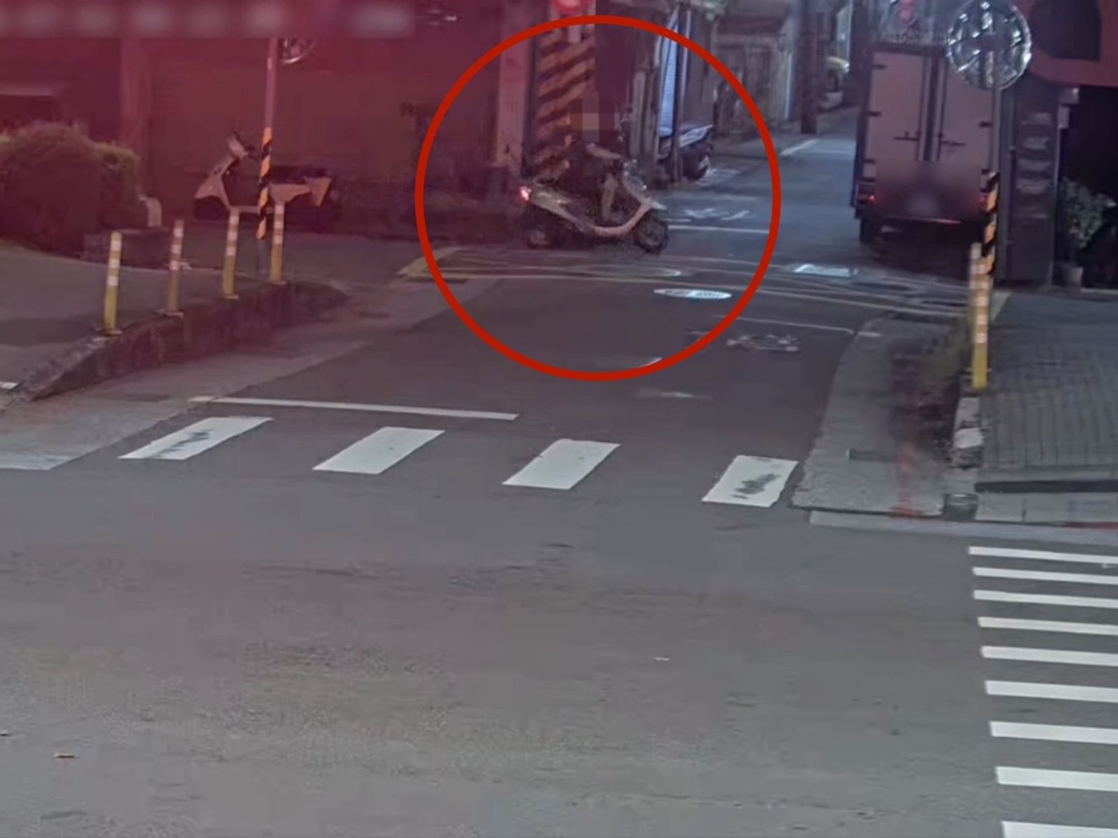 太衰還是太巧?男偷機車「趴趴走」騎不到2分鐘 紅燈迴轉直接遇警