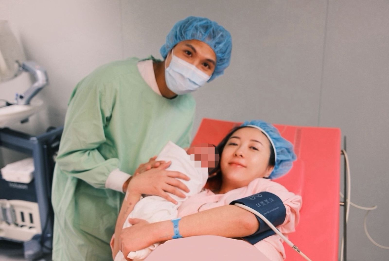 38歲五熊生了！喜迎「雙十寶寶」　發一家三口合照報喜