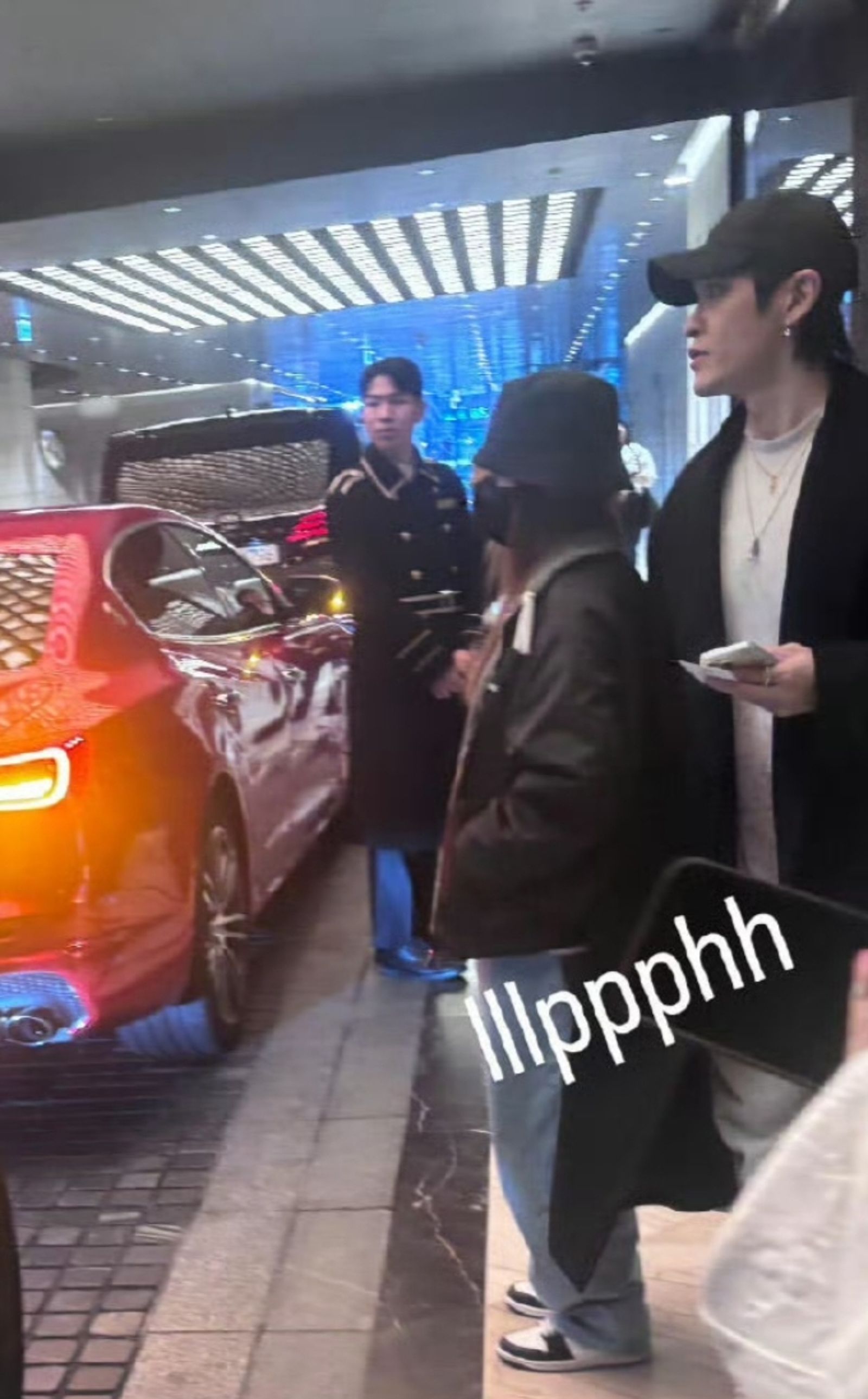 鄧紫棋（中）被拍到與男友Mark（右）同遊。翻攝娛樂小浪花微博