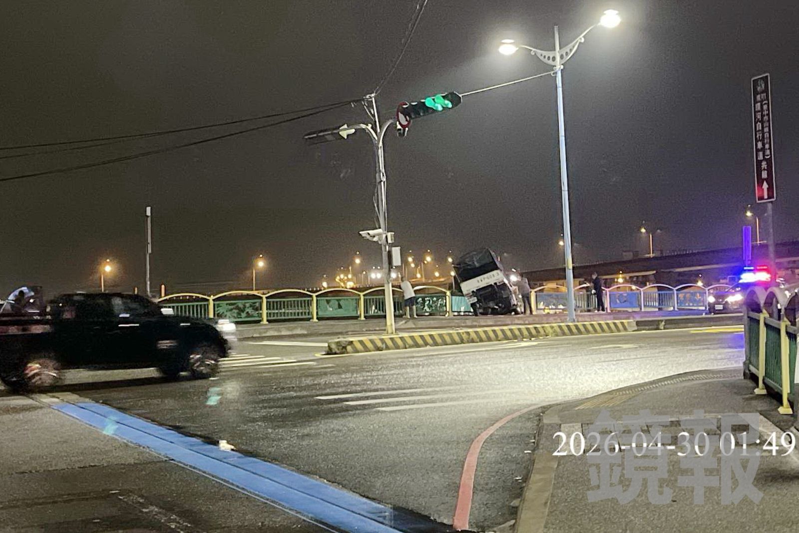 小貨車駕駛蕭男喝醉，失控撞上立元一橋的橋樑，所幸沒波及其他用路人。民眾提供