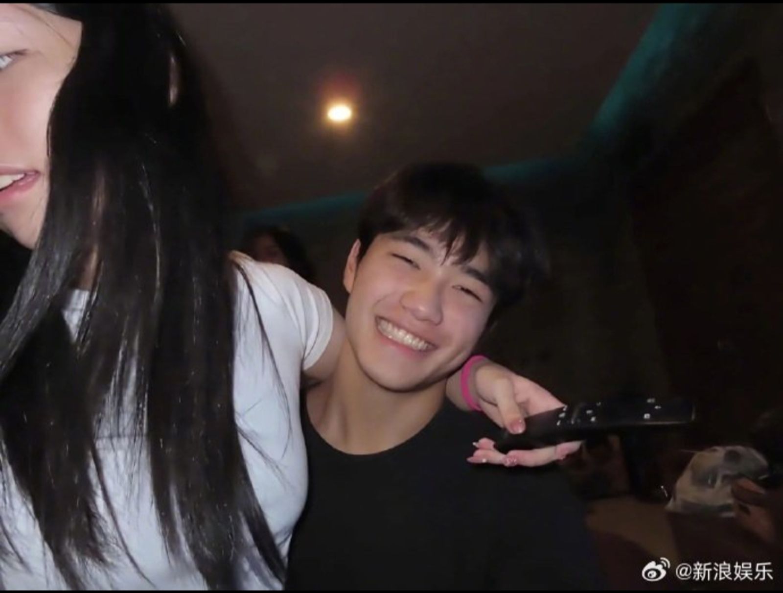 Joe被女友勾肩笑得開心。翻攝Joe抖音