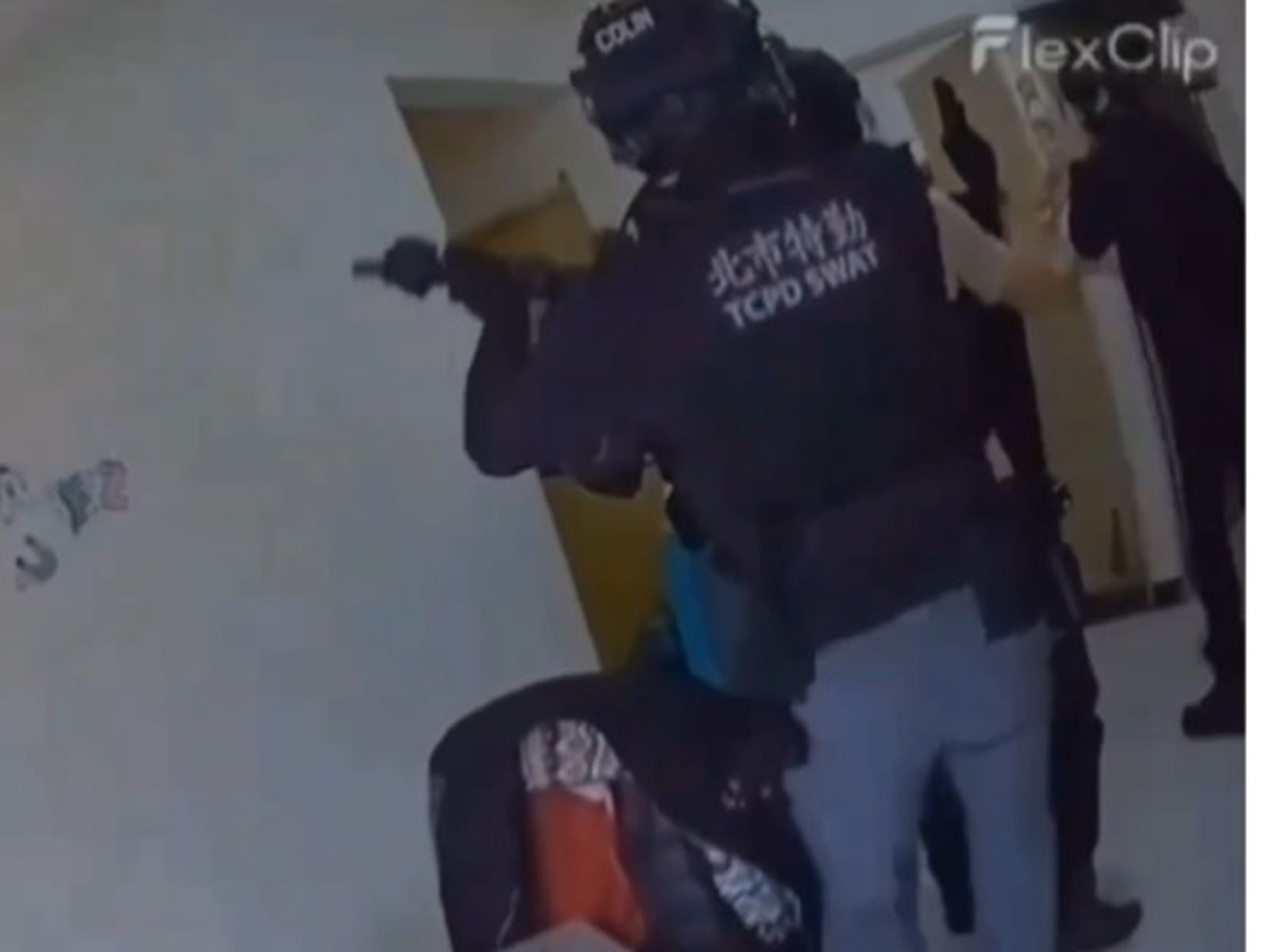 特勤人員攻堅進入陳男住家。