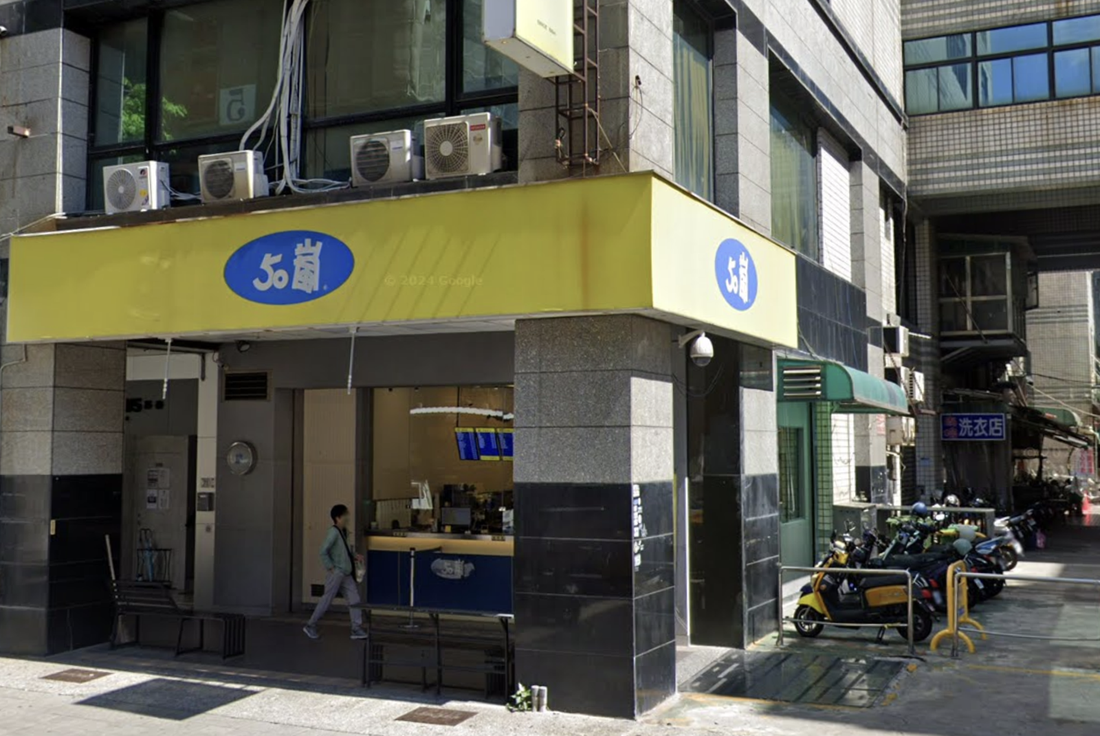 高雄阿伯「跪50嵐店門口」苦苦哀求! 警到場聽完理由傻眼了