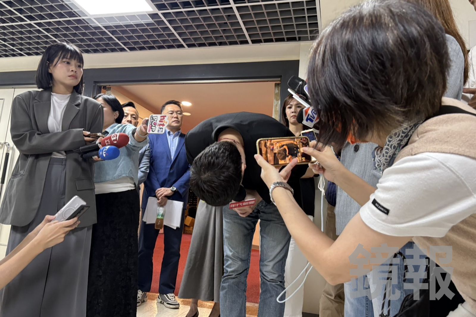 李柏毅鞠躬道歉。攝影李奇叡