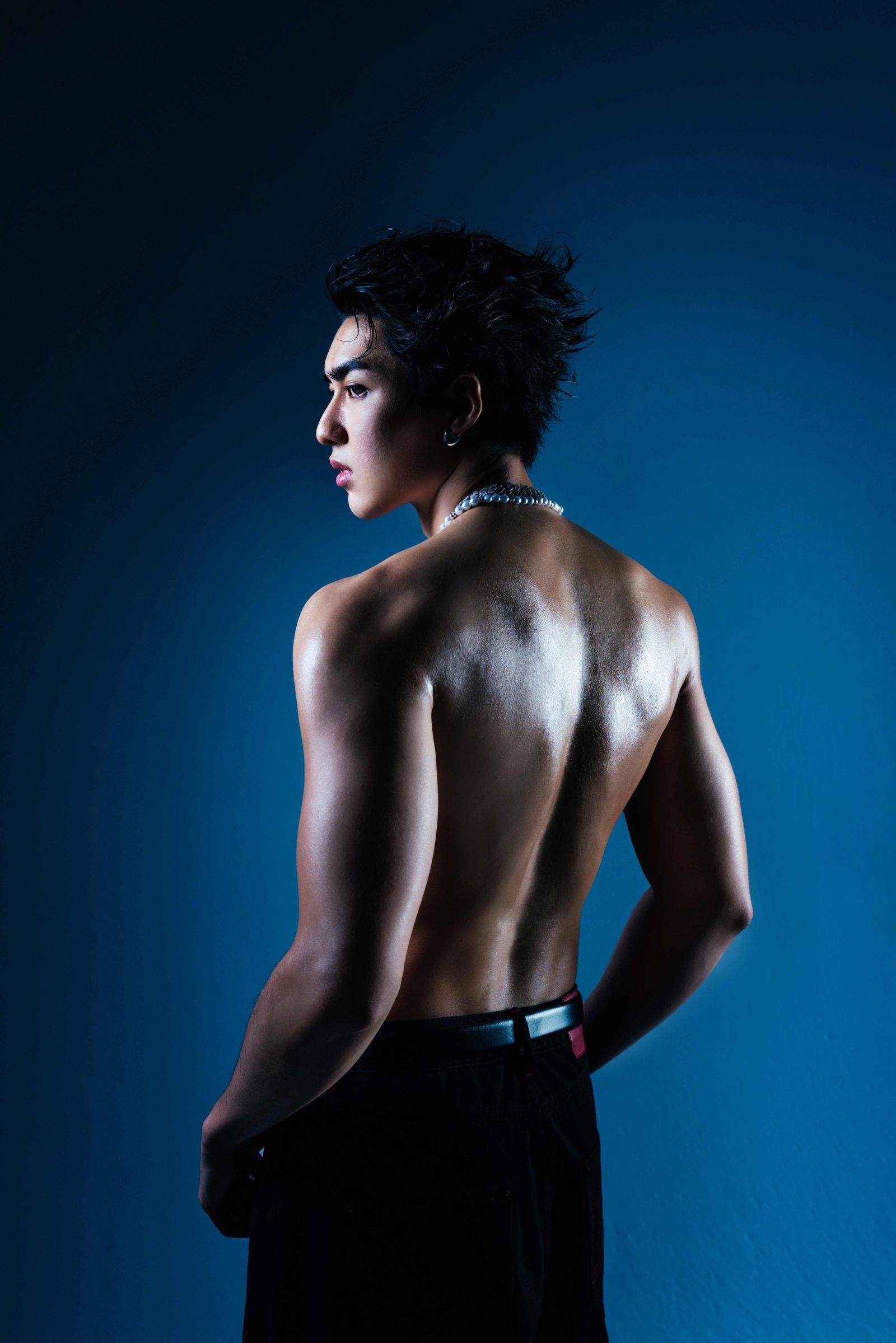 薛恩日前拍攝新歌〈別離開〉MV。華納音樂提供