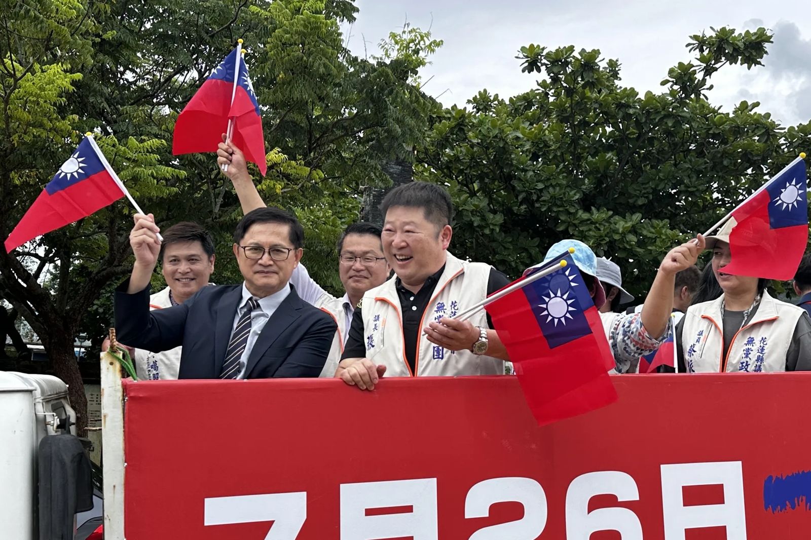 挺罷傅崐萁！童子賢合體張峻掃街　嘆花蓮像流不動潭水「容易生蚊蟲」