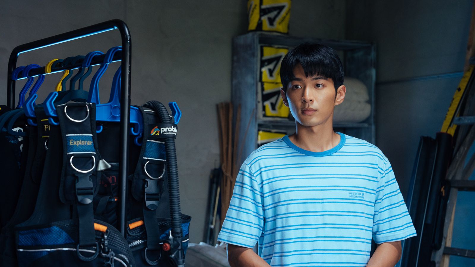 《向流星許願的我們》鍾岳軒飾演何向永，前導預告暗藏身分錯置與記憶消退的關鍵伏筆，其角色命運引發觀眾無限揣測。有意思國際傳媒、犢影制作提供