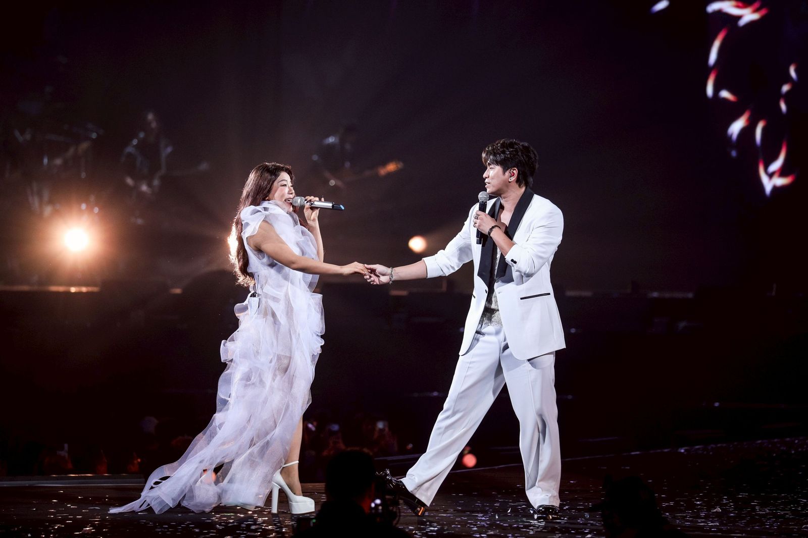 丁噹甜牽阿弟冒粉紅泡泡。鄒保祥攝