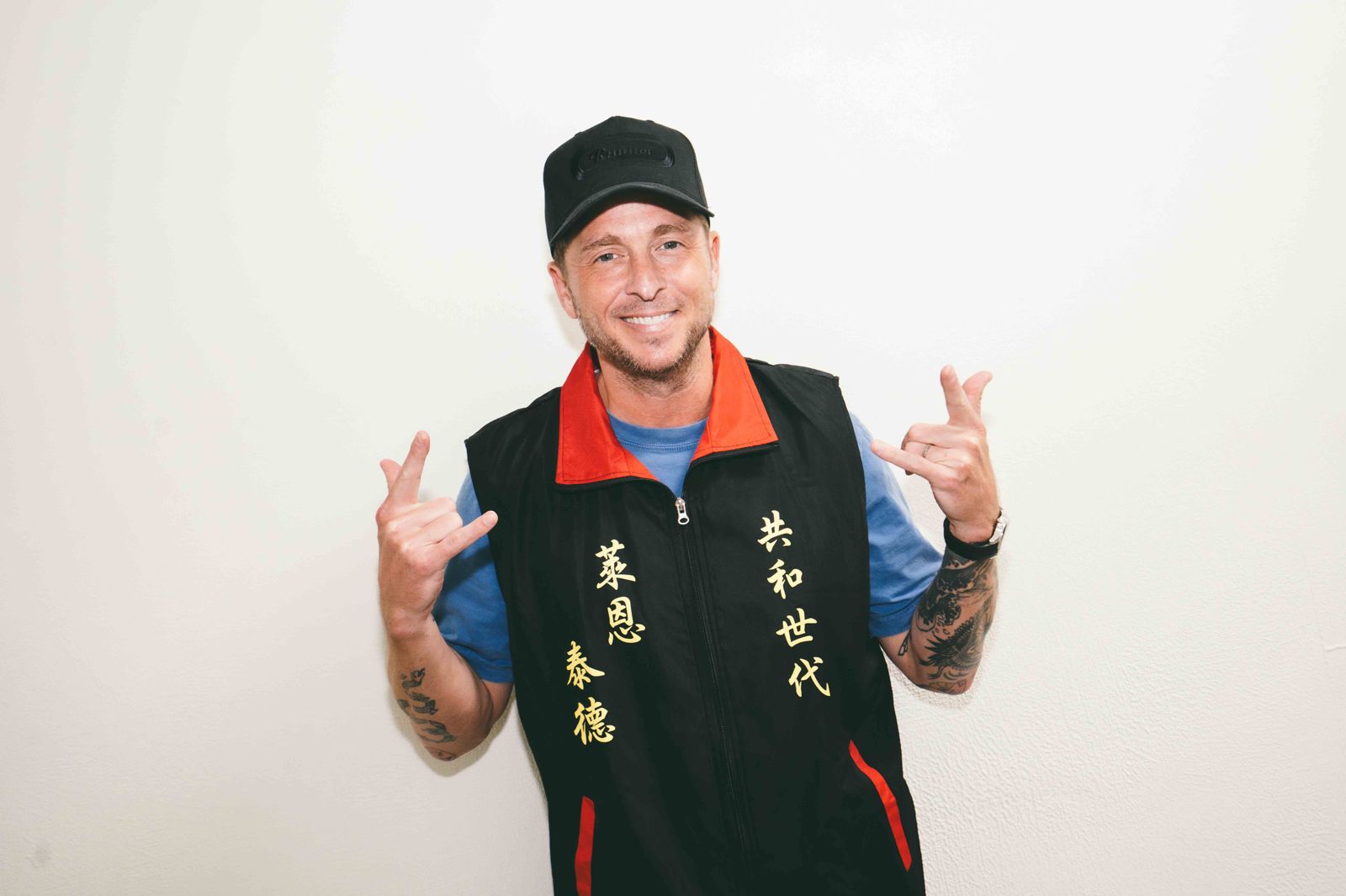 OneRepublic主唱Ryan Tedder開心穿著 宮廟背心熱情開唱。Live Nation Taiwan提供