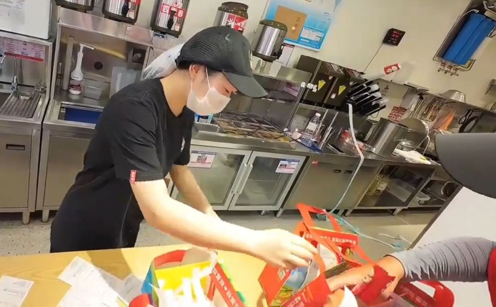 手搖飲「訂單長達數公尺」！年輕女店員邊做到哭　他揭辛酸一幕劇情卻反轉