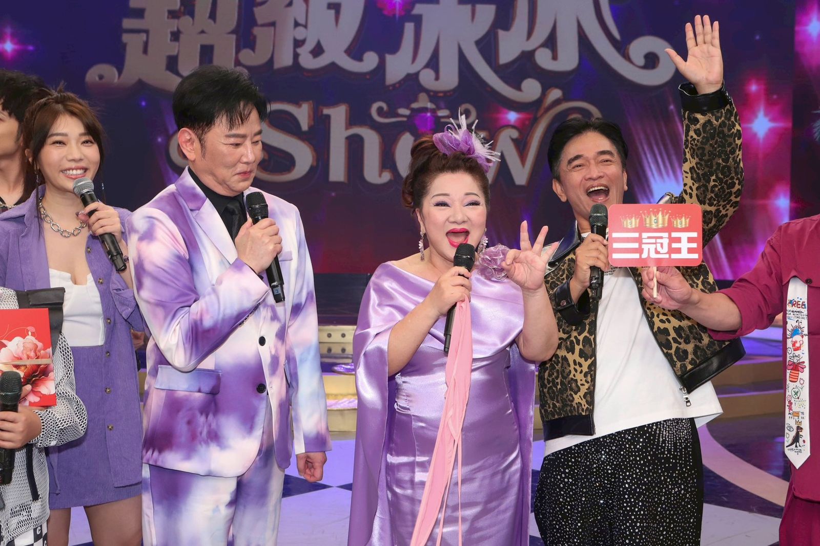 白冰冰(中)發下豪語,《超級冰冰Show》收視破4就穿吳宗憲(右)送的比基尼。民視提供