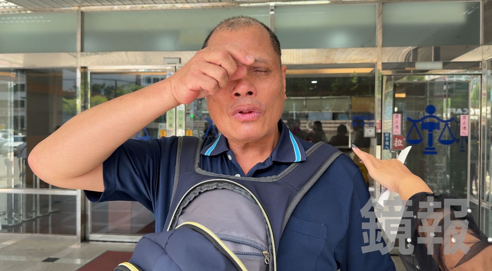 劉父一度難忍悲痛，哽咽拭淚。呂健豪攝