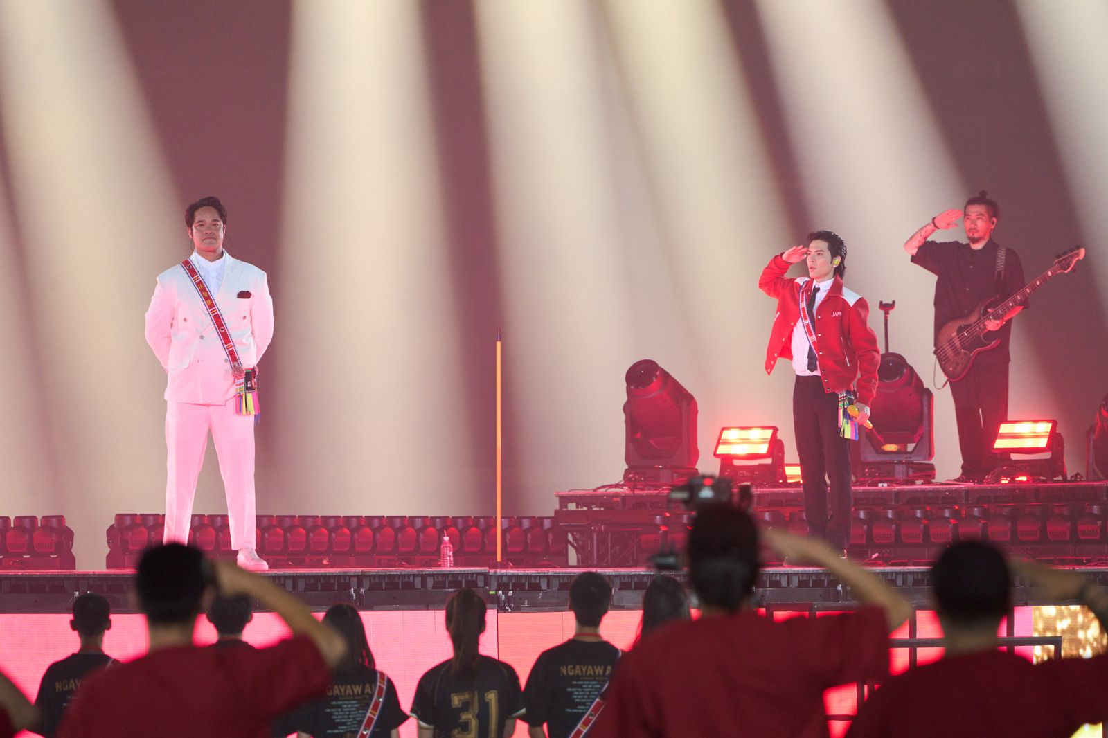 蕭敬騰獻唱11首歌曲,還與林智勝合跳《Sorry Sorry》致敬橋段,共同合唱《阿飛的小蝴蝶》逼哭大師兄。圖/喜鵲娛樂提供