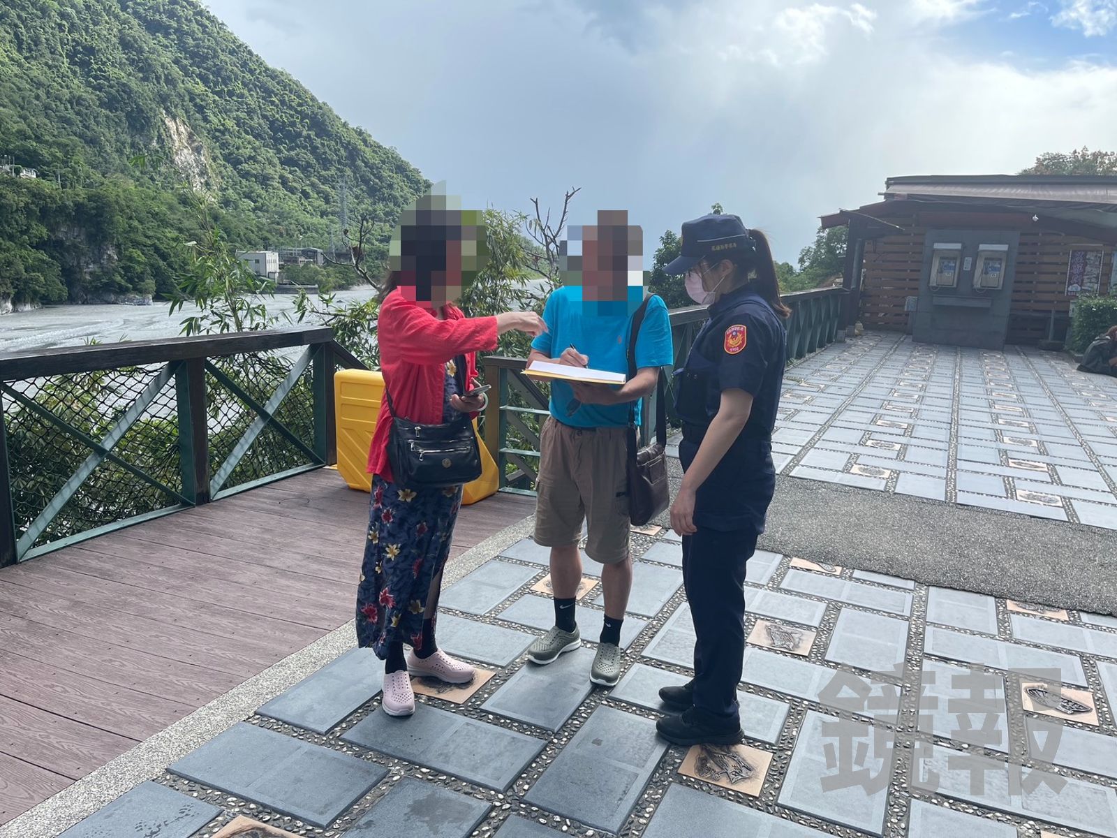 不少遊客不固警戒封鎖告示，仍拿手機拍攝讓人看了直搖頭。翻攝畫面