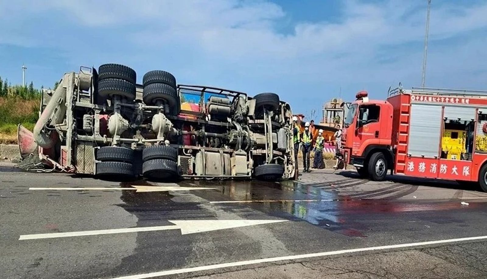 台中港區一輛水泥預拌車自撞分隔島翻覆,34歲蔡姓駕駛受困車內送醫不治。讀者提供
