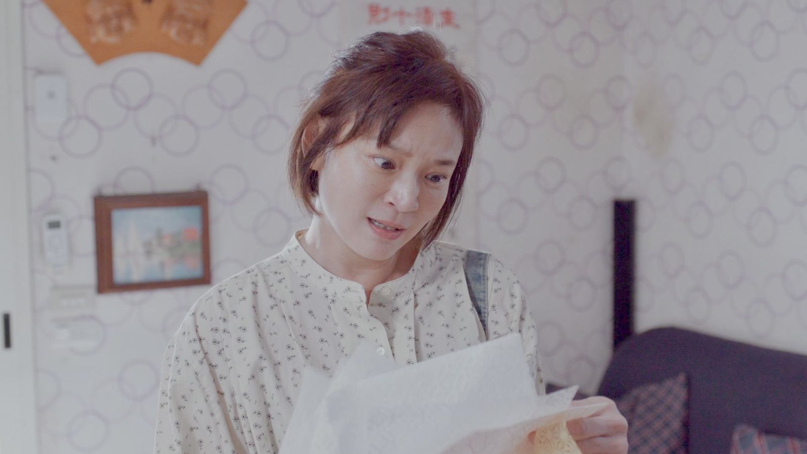 《花系列》惡女一登場就歇斯底里大爆發 瘋批模樣撕爛文件!導演搞笑提醒一句話緩和氣氛