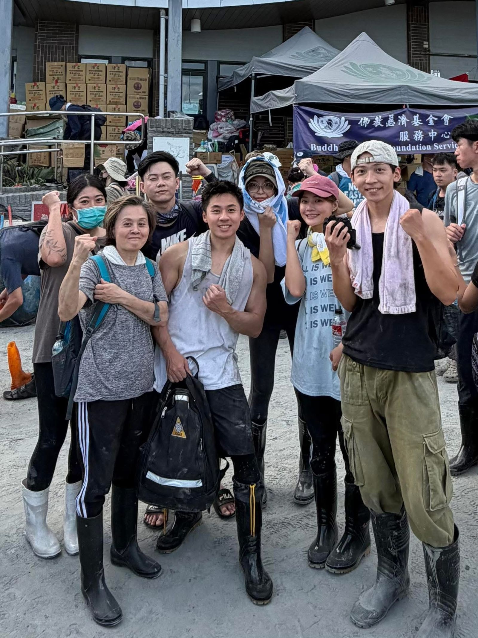 雲朵姐姐(右2)與朋友一起到花蓮當志工。雲朵姐姐提供