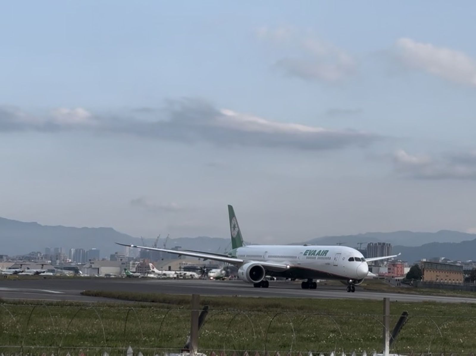 航空迷拍高雄機場爆衝突!遭路人狂按喇叭挑釁嗆「叫警察」…網嘆:開始獵巫了