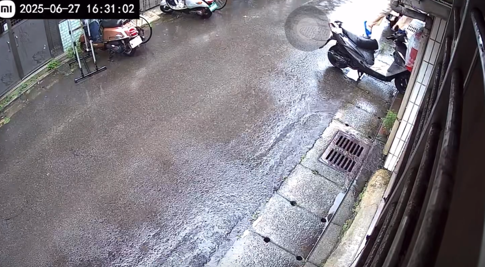 信義區出現竊賊！使出輕功攀上2樓　犯案畫面曝光