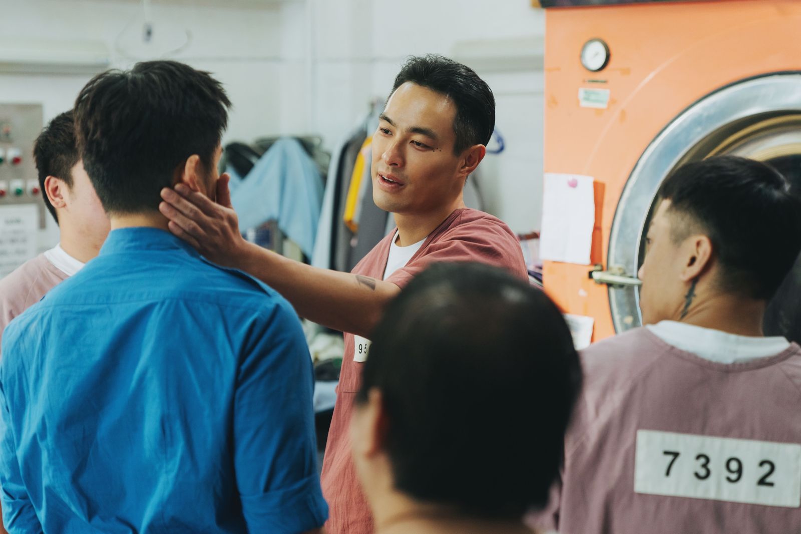 楊祐寧(右)伸手掐下巴還差點伸舌強吻陳澤耀。愛奇藝國際版、壹壹影業提供