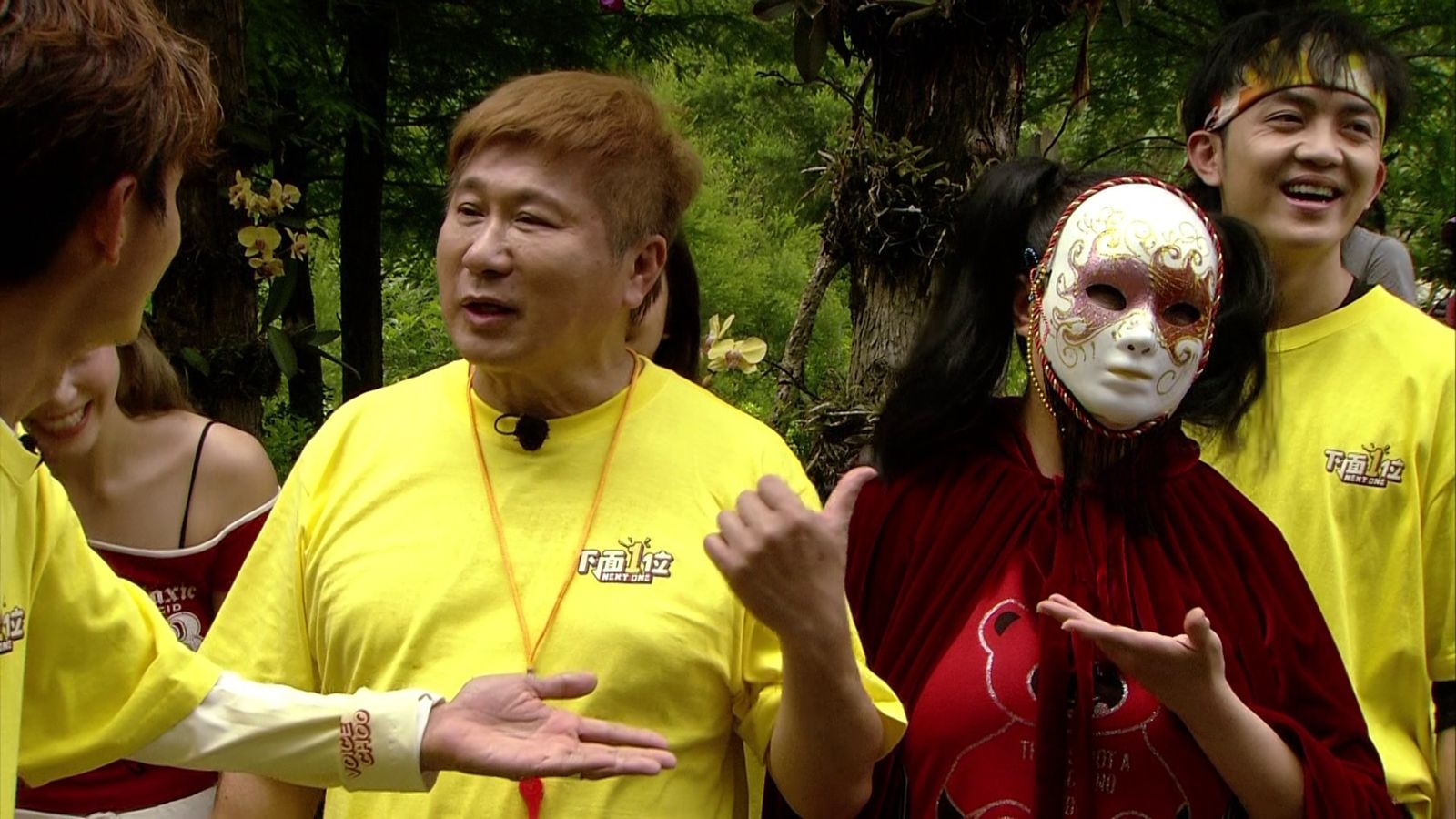 胡瓜（左）、如花必須一起玩遊戲。民視提供