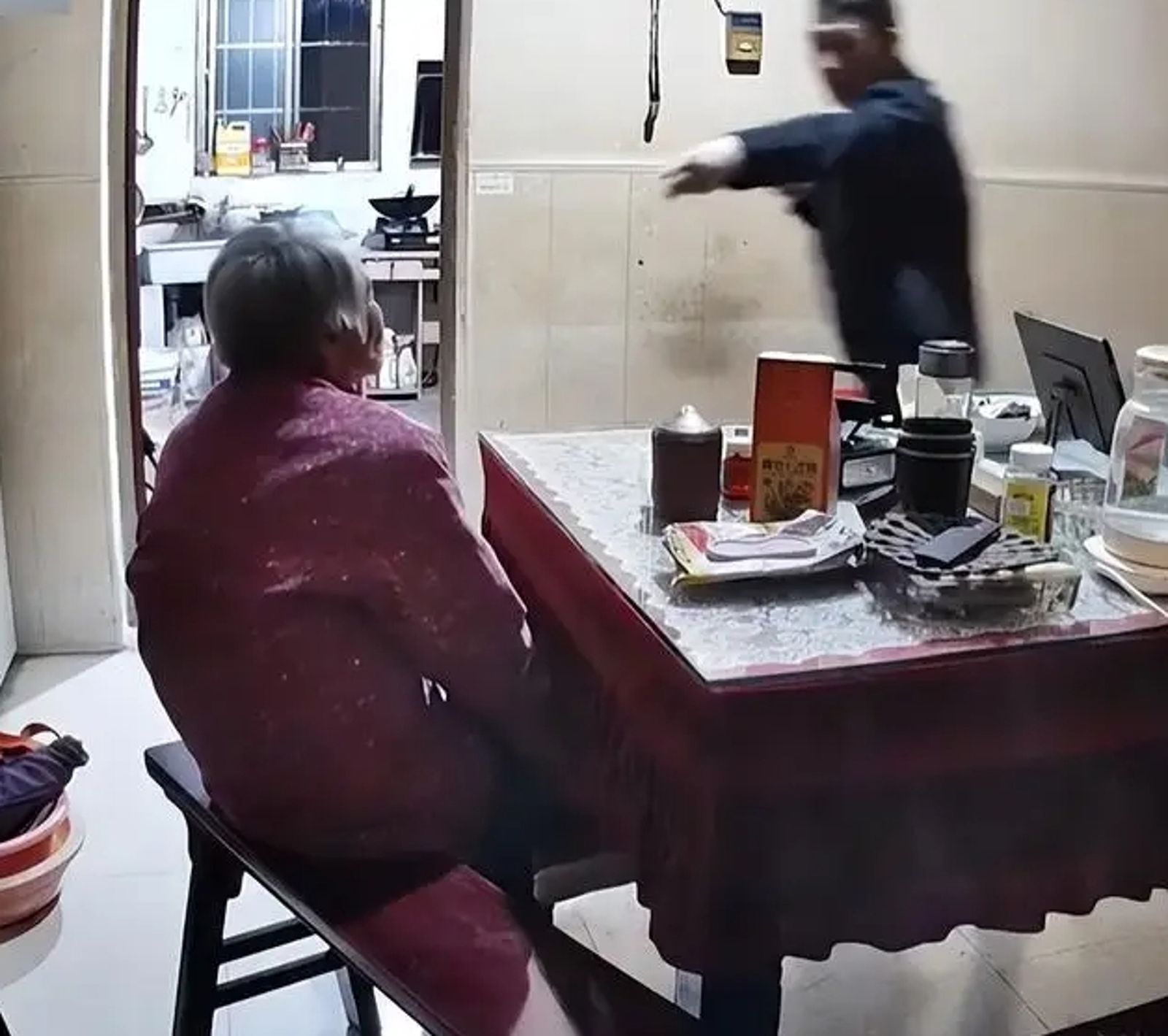 蘇一名高齡92歲的老母親慘遭兒子暴打。圖／翻攝自微博